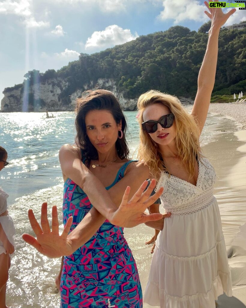 Heather Graham Instagram - When your bestie trip starts turning into a honeymoon 😆🇬🇷❤️🍦 @feministabulous