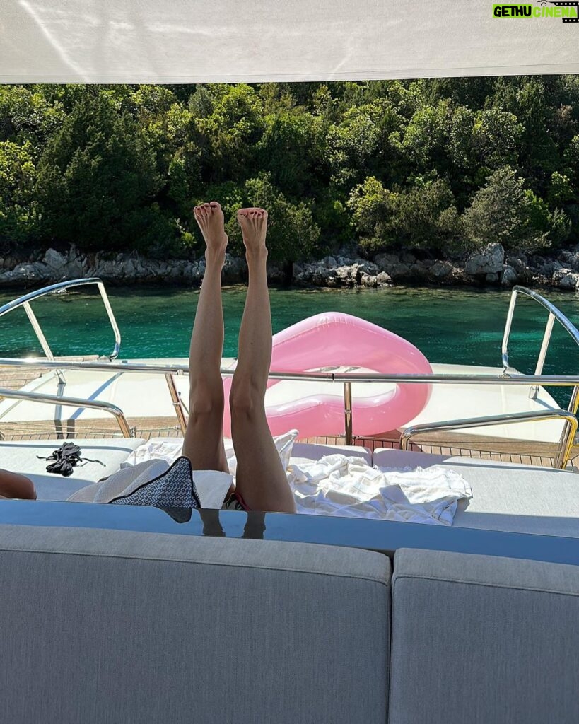 Heather Graham Instagram - When your bestie trip starts turning into a honeymoon 😆🇬🇷❤️🍦 @feministabulous