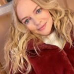 Heather Graham Instagram - I’m so excited that Best Christmas Ever is the #2 most watched movie on Netflix for 2 weeks in a row! It’s also in the top 10 most watched movies in the world! 🌎 🎄💃 Thanks for watching and hope it’s bringing you guys good vibes and some laughs ! ❤️🥰😘