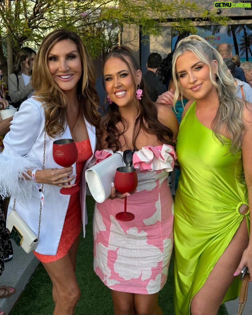 Heather McDonald Instagram - Had the best time @netflix celebrating their #realitytv shows and stars! Swipe Rt for some of it! What a fabulous LA Night! #hollywood #comedy #juicyscoop #realestate #buyingbeverlyhills #sellingsunset #loveisblind #thecircle #squidgame #sellingoc @nickviall @themarybonnet @mskaylacardona @brandongraves_ #drama #tv #awards #nfl #games #thecircle @fatcarriebradshaw my dress and jacket is @aliceandolivia shoes @inez bag @tomford