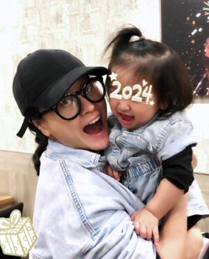 Heaven Hai Instagram - 2024，希望就這樣每天開心吧！

2023忙著陪孩子快樂長大，陪家人對抗病痛，
新的一年也沒什麼更不一樣的願望，
健康、平安、順心！
就非常滿足了！

新年快樂！♥️