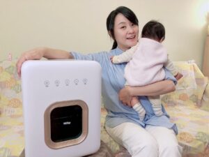 Heaven Hai Instagram - 我家現在基本上就是托兒所😅
每天都有一個以上的Baby出沒，
家裡充滿尿布奶瓶玩具餐具玩偶⋯
幸福卻又停不下來的忙碌！
 
孩子們每個都是抓到什麼就往嘴裡塞的階段，
除了避開危險物品之外，
更需要注意清潔消毒！
 
「Nuby智能紫外線消毒烘乾機」，
先討論它的外型，
在被嬰孩用品塞滿的家裡，
簡約的白色設計，
看了就很舒服！
 
面板上5個功能按鍵，
俐落簡單又直覺操作！
 
一鍵自動：
按下即可一次完成烘乾 消毒。
先烘乾35分鐘，再消毒5分鐘，
避免過度照射加速產品老化。
消毒完成後會再啟動90秒抽風換氣，
減少異味產生。

烘乾鍵：
共有六段烘乾時間，
選擇35、40、45、50、55、60分鐘，
消毒鍵：
單純選擇三段消毒時間，
計有5、10、15分鐘，
保管鍵：
進行24小時保管功能，
每兩小時自動消毒5分鐘，
 
消毒完成後都會再啟動90秒抽風換氣。
 
採用雙紫外線燈管設計，
呈現菱形鏡面反射，
360度全方位高效消毒無死角，
根據研究證實，
UV-C紫外線3分鐘即可達到殺菌率99.9％
 
家裡小寶寶多，
奶瓶使用量驚人，
Nuby智能紫外線消毒烘乾機，
超大容量，可容納8-9支奶瓶，
內裡層架可隨意調整，

照顧孩子分身乏術的爸爸媽媽爺爺奶奶阿公阿嬤，
找對用品及方法，
就能減輕日常的負擔喔♥️

FB：@Nuby.Taiwan
IG： @nuby.tw 
官網介紹:https://reurl.cc/DmLgaj
 
哪裡買
丁丁藥局、全省嬰童通路門市
各大網路購物平台
https://reurl.cc/3O9LaV
#紫外線殺菌機
#奶瓶消毒
#消毒
#新手爸媽
#育兒好物
#NUBY蝦皮商城官方旗艦店