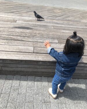Heaven Hai Instagram - 五月了！
一歲五個多月的女孩！

「哈囉！嗨！」
終於到了對世界比較勇敢主動打招呼的年紀，
雖然還是有些害羞緊張，
但不著急不用勉強，
就按照自己的節奏，
帥氣又自在去迎接任何新事物！