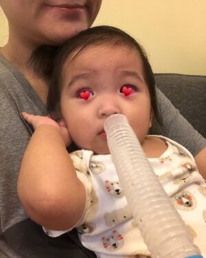 Heaven Hai Instagram - 都變成一頭小象了🐘

可怕的HRSV😫呼吸道融合病毒

眼淚汪汪的，好像很適合拍哭戲😅

❗️❗️ ❗️
1.呼吸道融合病毒並無特效藥，只能靠自身的抵抗力來消滅。

2.氧氣噴霧治療，及蒸氣吸入支氣管擴張劑等支持性療法。

還被交代要努力拍痰，拍到媽媽手斷掉的程度😱