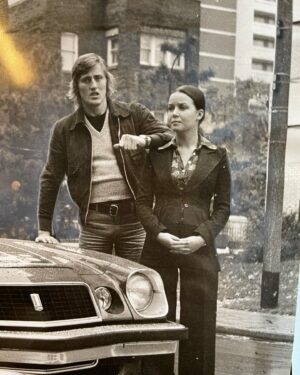 Hedda Stiernstedt Instagram - Börje - the Journey of a legend is now out both in Sweden on @viaplaysverige och @tv3se and in Canada on @cravecanada 

Det är något nytt för mig att spela någon som finns, att få spela upp delar av någons liv för den det faktiskt handlar om. Jag har svårt att förklara men det har varit så rörande, så speciellt. Det har fått mig att tänka mycket på livet, på vad vi lämnar efter oss. Tack för allt Börje, jag önskar du var här och kunde fått se hur fint detta tagits emot! Tack också hela familjen Salming för er oändliga värme, tack hela underbara teamet som gjort detta med mig, tack till er som tittar, men framförallt tack Margitta! 💙