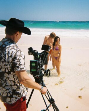 Hedda Stiernstedt Instagram - Börje The Journey Of a Legend *Mexico wrap! 

På en strand i Tulum wrappade vi detta guldprojekt. Här är några nuggets från min engångs. Några xx dracks, några dopp togs. Och så hann jag dyka med en krokodil och misslyckas med att kitesurfa. Saknar alla involverade. Snart får ni också se! Hola!