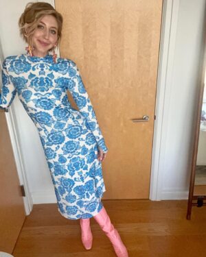 Heidi Gardner Instagram - I’m on the @thedrewbarrymoreshow today with the ultimate dream angel @drewbarrymore 💕🎀💕🎀💕🎀
Thank you to: 
Style: @shea.daspin 
Makeup: @cygmakeup 
Hair: @matthewmonzon 
Dress: @dauphinette.nyc 
Bubblegum Boots: @brothervellies 
Earrings: @morganfhill