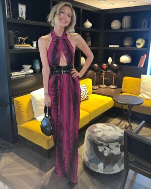 Heidi Gardner Instagram - ESPYS 2022 ///
styled by @shea.daspin 
dress @moschino 
makeup @jennakristina 
hair @josephmaine 
@jenmeyerjewelry @gabrielandco 
two Super Bowl champs 💕💕 @killatrav @aarondonald99 
power date @kerip4eva