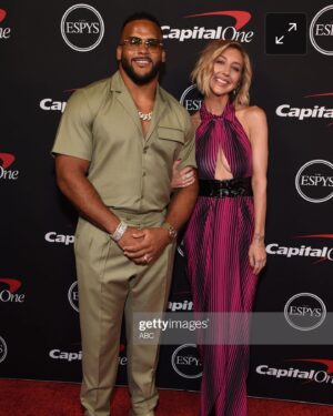 Heidi Gardner Instagram - ESPYS 2022 ///
styled by @shea.daspin 
dress @moschino 
makeup @jennakristina 
hair @josephmaine 
@jenmeyerjewelry @gabrielandco 
two Super Bowl champs 💕💕 @killatrav @aarondonald99 
power date @kerip4eva