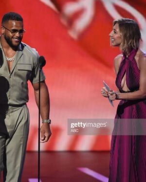 Heidi Gardner Instagram - ESPYS 2022 ///
styled by @shea.daspin 
dress @moschino 
makeup @jennakristina 
hair @josephmaine 
@jenmeyerjewelry @gabrielandco 
two Super Bowl champs 💕💕 @killatrav @aarondonald99 
power date @kerip4eva
