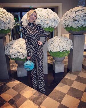 Heidi Gardner Instagram - LOVE & BASKETBALL / / FRIENDS & FASHION 
HUSTLE premiere 🏀
styled @shea.daspin 
makeup @jennakristina 
hair @kattthompson 
zebra suit @marcobologna 
basketball bag @andrea_bergart_shop 
heels @katmaconie 
starfish earrings @rowenroseofficial 
and the best friends @gregworswick @shea.daspin for being there ❤️❤️❤️