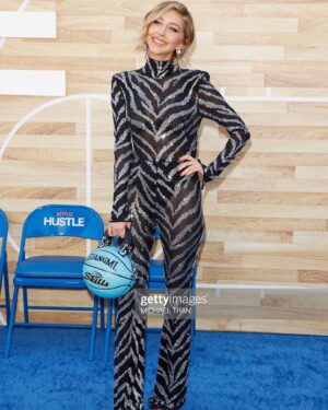 Heidi Gardner Instagram - LOVE & BASKETBALL / / FRIENDS & FASHION 
HUSTLE premiere 🏀
styled @shea.daspin 
makeup @jennakristina 
hair @kattthompson 
zebra suit @marcobologna 
basketball bag @andrea_bergart_shop 
heels @katmaconie 
starfish earrings @rowenroseofficial 
and the best friends @gregworswick @shea.daspin for being there ❤️❤️❤️