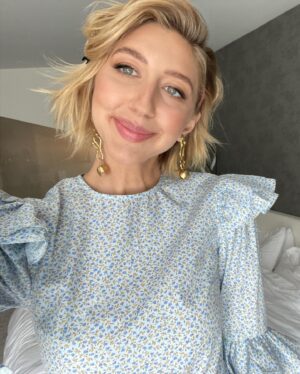 Heidi Gardner Instagram - prairie 🔥 🔥 🔥 / / \ \ | | / / \ \ | |
Blouse and Bottoms: Batsheva 🌻🌼
Hair: @josephmaine 💕/💕\💕
Makeup: @jennakristina 💄|💄|💄
Platforms: @loefflerrandall 👡 \ 👡
Earrings: @rubyjack__ 🌛 | 🌜