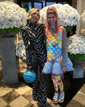 Heidi Gardner Instagram - LOVE & BASKETBALL / / FRIENDS & FASHION 
HUSTLE premiere 🏀
styled @shea.daspin 
makeup @jennakristina 
hair @kattthompson 
zebra suit @marcobologna 
basketball bag @andrea_bergart_shop 
heels @katmaconie 
starfish earrings @rowenroseofficial 
and the best friends @gregworswick @shea.daspin for being there ❤️❤️❤️