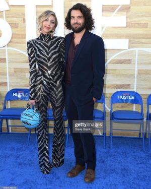 Heidi Gardner Instagram - LOVE & BASKETBALL / / FRIENDS & FASHION 
HUSTLE premiere 🏀
styled @shea.daspin 
makeup @jennakristina 
hair @kattthompson 
zebra suit @marcobologna 
basketball bag @andrea_bergart_shop 
heels @katmaconie 
starfish earrings @rowenroseofficial 
and the best friends @gregworswick @shea.daspin for being there ❤️❤️❤️