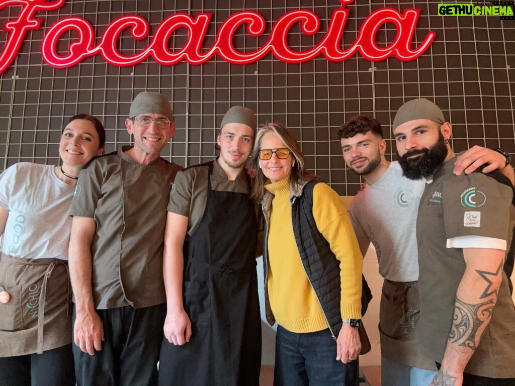 Helen Hunt Instagram - INCREDIBLE Focaccia and all these sweet people. @focacceriailnicchio Grazie mille! (Song picked by Miranda Dimase Nordling @nakedandonfire) @sonormusiceditions