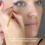 Helen Lindes Instagram - ¡¡Mi maquillaje preferido para estas fechas!! Fácil, rápido y con productos de @clarinsespana que sabéis que están formulados con ingredientes naturales. 🎄#ad #publi Prepara tu piel con: -Double serum ojos: Alisa y reduce bolsas y ojeras. -Double serum facial: Reafirma y reduce el poro. -Crema Extra Firming Energy: Un extra de luminosidad. Maquíllate con: -Tinted oleo serum tono 03 -Everlasting concealer tono 02 -Ever Bronze Compact Powder tono 02 -Joli Blush tono 04 -Sombra de ojos 4 colores paleta 08 -Graphik Ink liner en negro -Waterproof pencil tono 02 -Crayon sourcils tono 01 -Supra lift and Curl Mascara en negro -Joli Rouge tono Strawberry #clarinsdoubleserum #clarinsmakeup