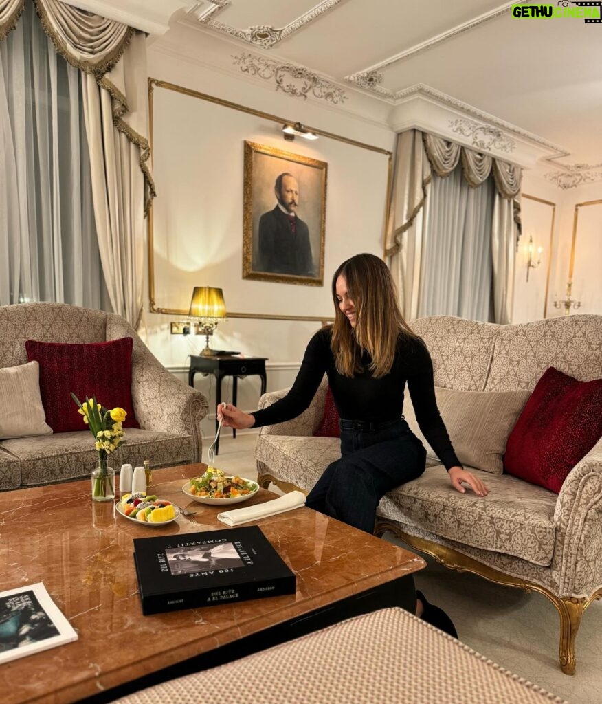 Helen Lindes Instagram - Cena ligera antes de mi sesión de fotos de mañana. Siempre que vengo a @hotelpalacebarcelona me pido su ensalada César con langostinos, que me encanta. ¡¡Buenas noches a todos!! #goodnight #barcelona #ceasersalad