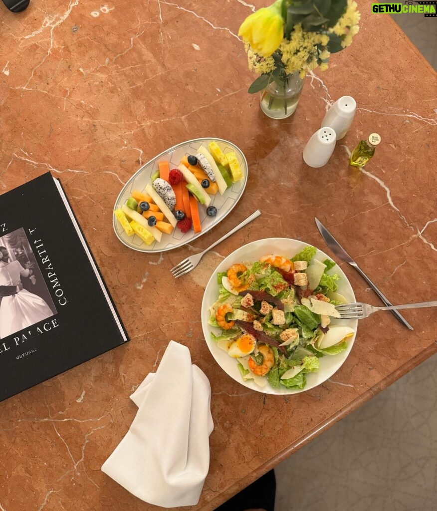 Helen Lindes Instagram - Cena ligera antes de mi sesión de fotos de mañana. Siempre que vengo a @hotelpalacebarcelona me pido su ensalada César con langostinos, que me encanta. ¡¡Buenas noches a todos!! #goodnight #barcelona #ceasersalad