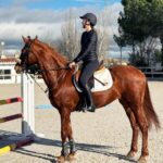 Helen Lindes Instagram – Vuelta al ruedo… después de 4 semanitas sin montar!! Que ganas tenía. Ahora si, las agujetas de mañana serán muy divertidas 😅😅 #horseriding #horseinstagram #equitacion #madrid
