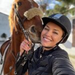 Helen Lindes Instagram – Vuelta al ruedo… después de 4 semanitas sin montar!! Que ganas tenía. Ahora si, las agujetas de mañana serán muy divertidas 😅😅 #horseriding #horseinstagram #equitacion #madrid