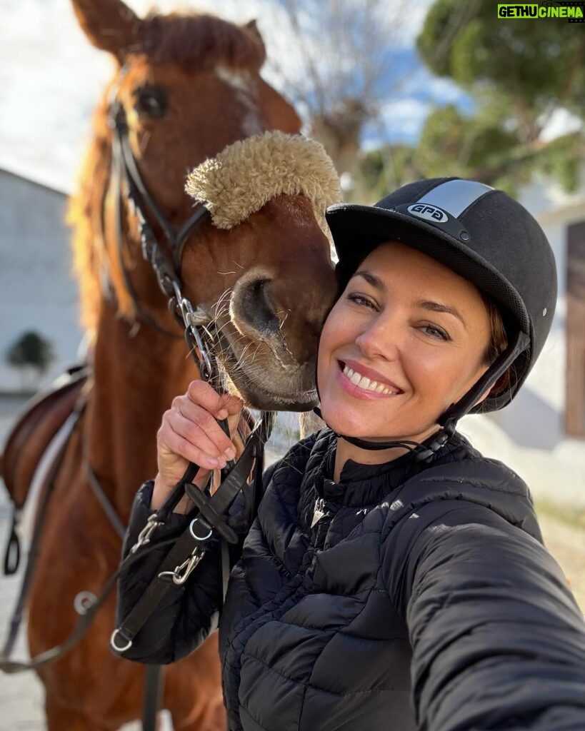 Helen Lindes Instagram - Vuelta al ruedo… después de 4 semanitas sin montar!! Que ganas tenía. Ahora si, las agujetas de mañana serán muy divertidas 😅😅 #horseriding #horseinstagram #equitacion #madrid