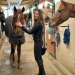 Helen Lindes Instagram - Vuelta al ruedo… después de 4 semanitas sin montar!! Que ganas tenía. Ahora si, las agujetas de mañana serán muy divertidas 😅😅 #horseriding #horseinstagram #equitacion #madrid