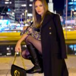 Helen Lindes Instagram - Madrid, de noche… 🌓 A veces es complicado salir del negro en invierno, aquí una idea para combinar un vestido estampado con accesorios más calentitos. ❄️✨❄️ #winterlook #flowerydress #lookdeinvierno