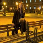 Helen Lindes Instagram - Madrid, de noche… 🌓 A veces es complicado salir del negro en invierno, aquí una idea para combinar un vestido estampado con accesorios más calentitos. ❄️✨❄️ #winterlook #flowerydress #lookdeinvierno