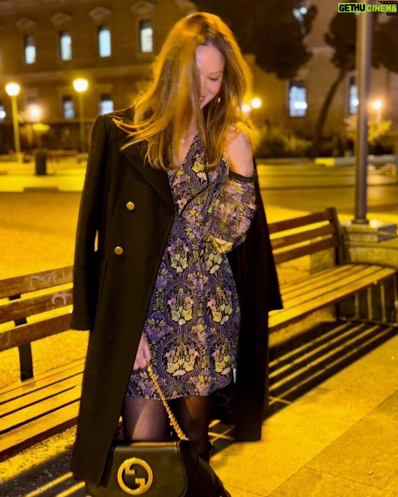 Helen Lindes Instagram - Madrid, de noche… 🌓 A veces es complicado salir del negro en invierno, aquí una idea para combinar un vestido estampado con accesorios más calentitos. ❄️✨❄️ #winterlook #flowerydress #lookdeinvierno