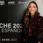 Helen Lindes Instagram - La Noche Hípica organizada por @rfhe_oficial fue todo un éxito, muchas gracias por invitarme a entrar en un mundo que me apasiona, el de los caballos! Todo evento tiene su preparación, elección del look, horas de maquillaje y peluquería, posado en photocall, atender a la prensa, crear contenido para redes… y un largo etc. Aquí os enseño un poco de todo eso … 1 y 7 -posado en photocall 2- video photocall y con @marsaura posando para @holacom 3- Últimos retoques de pelo y maquillaje y cuidando mi melena con Hair Therapist de @rowenta_es 4- Eligiendo mi look en @valytyplace : pantalón y torera @coosyofficial pendientes @marinagarciajoyas bolso @thesant_oficial zapatos @inesdomecqshoes 5- Detalles de mi look 5- Vídeo look completo en el showroom