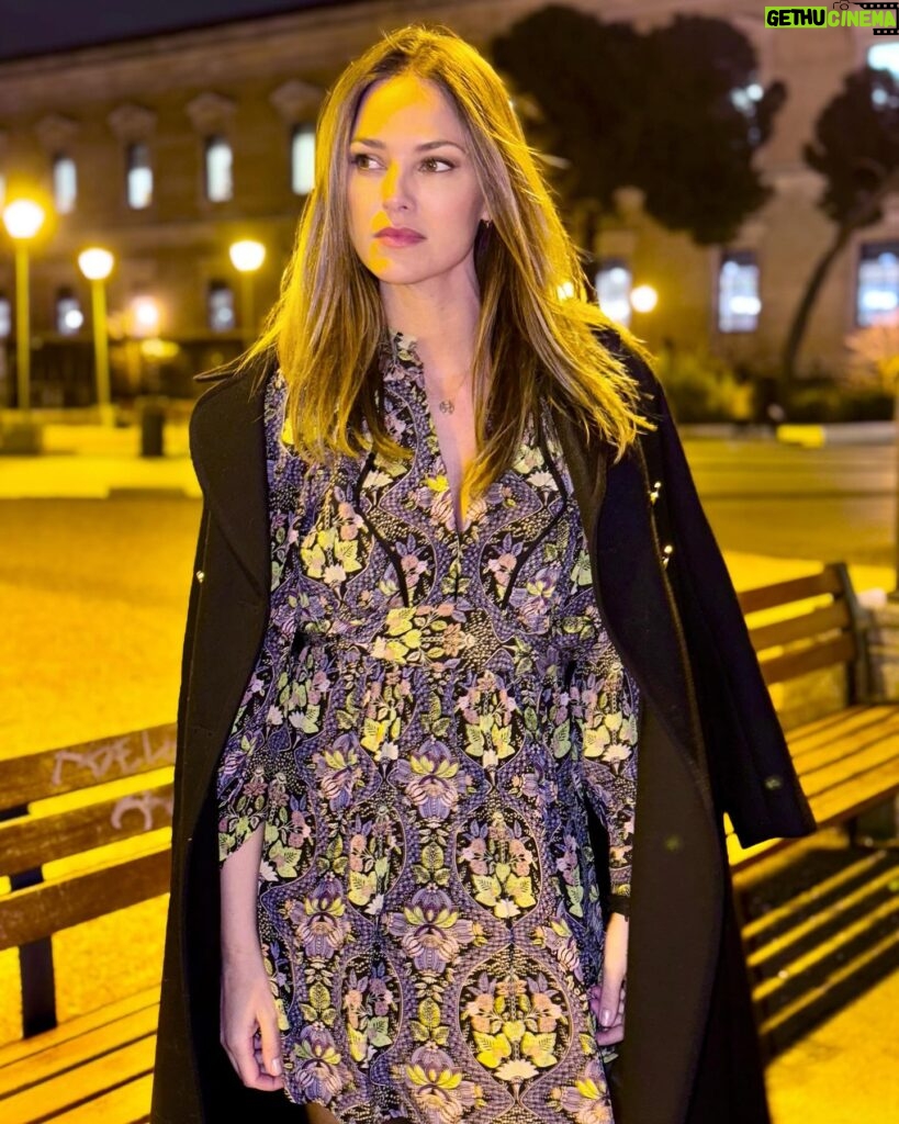 Helen Lindes Instagram - Madrid, de noche… 🌓 A veces es complicado salir del negro en invierno, aquí una idea para combinar un vestido estampado con accesorios más calentitos. ❄️✨❄️ #winterlook #flowerydress #lookdeinvierno