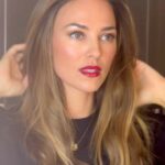 Helen Lindes Instagram - La Noche Hípica organizada por @rfhe_oficial fue todo un éxito, muchas gracias por invitarme a entrar en un mundo que me apasiona, el de los caballos! Todo evento tiene su preparación, elección del look, horas de maquillaje y peluquería, posado en photocall, atender a la prensa, crear contenido para redes… y un largo etc. Aquí os enseño un poco de todo eso … 1 y 7 -posado en photocall 2- video photocall y con @marsaura posando para @holacom 3- Últimos retoques de pelo y maquillaje y cuidando mi melena con Hair Therapist de @rowenta_es 4- Eligiendo mi look en @valytyplace : pantalón y torera @coosyofficial pendientes @marinagarciajoyas bolso @thesant_oficial zapatos @inesdomecqshoes 5- Detalles de mi look 5- Vídeo look completo en el showroom