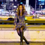 Helen Lindes Instagram – Madrid, de noche… 🌓 A veces es complicado salir del negro en invierno, aquí una idea para combinar un vestido estampado con accesorios más calentitos. ❄️✨❄️ #winterlook #flowerydress #lookdeinvierno