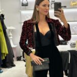 Helen Lindes Instagram - La Noche Hípica organizada por @rfhe_oficial fue todo un éxito, muchas gracias por invitarme a entrar en un mundo que me apasiona, el de los caballos! Todo evento tiene su preparación, elección del look, horas de maquillaje y peluquería, posado en photocall, atender a la prensa, crear contenido para redes… y un largo etc. Aquí os enseño un poco de todo eso … 1 y 7 -posado en photocall 2- video photocall y con @marsaura posando para @holacom 3- Últimos retoques de pelo y maquillaje y cuidando mi melena con Hair Therapist de @rowenta_es 4- Eligiendo mi look en @valytyplace : pantalón y torera @coosyofficial pendientes @marinagarciajoyas bolso @thesant_oficial zapatos @inesdomecqshoes 5- Detalles de mi look 5- Vídeo look completo en el showroom