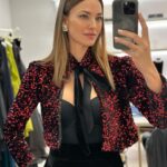 Helen Lindes Instagram - La Noche Hípica organizada por @rfhe_oficial fue todo un éxito, muchas gracias por invitarme a entrar en un mundo que me apasiona, el de los caballos! Todo evento tiene su preparación, elección del look, horas de maquillaje y peluquería, posado en photocall, atender a la prensa, crear contenido para redes… y un largo etc. Aquí os enseño un poco de todo eso … 1 y 7 -posado en photocall 2- video photocall y con @marsaura posando para @holacom 3- Últimos retoques de pelo y maquillaje y cuidando mi melena con Hair Therapist de @rowenta_es 4- Eligiendo mi look en @valytyplace : pantalón y torera @coosyofficial pendientes @marinagarciajoyas bolso @thesant_oficial zapatos @inesdomecqshoes 5- Detalles de mi look 5- Vídeo look completo en el showroom
