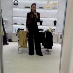 Helen Lindes Instagram - La Noche Hípica organizada por @rfhe_oficial fue todo un éxito, muchas gracias por invitarme a entrar en un mundo que me apasiona, el de los caballos! Todo evento tiene su preparación, elección del look, horas de maquillaje y peluquería, posado en photocall, atender a la prensa, crear contenido para redes… y un largo etc. Aquí os enseño un poco de todo eso … 1 y 7 -posado en photocall 2- video photocall y con @marsaura posando para @holacom 3- Últimos retoques de pelo y maquillaje y cuidando mi melena con Hair Therapist de @rowenta_es 4- Eligiendo mi look en @valytyplace : pantalón y torera @coosyofficial pendientes @marinagarciajoyas bolso @thesant_oficial zapatos @inesdomecqshoes 5- Detalles de mi look 5- Vídeo look completo en el showroom