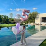 Helen Lindes Instagram - 5 años ya!! Mi niña preciosa… eres la alegría de la casa, siempre dispuesta a ayudar y tan cariñosa… te queremos infinito 💜 Feliz cumple Aura 🥰