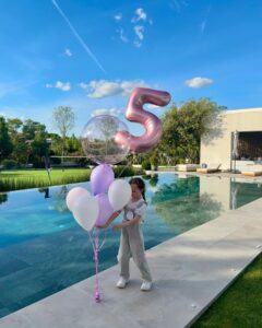 Helen Lindes Instagram - 5 años ya!! Mi niña preciosa… eres la alegría de la casa, siempre dispuesta a ayudar y tan cariñosa… te queremos infinito 💜 Feliz cumple Aura 🥰