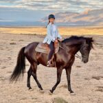 Helen Lindes Instagram - Dos cosas que me hacen muy feliz, los caballos y Lanzarote! y si encima tenemos Famara de fondo… pellízcadme por favor!! Gracias @horse_experience_lanzarote por una tarde inolvidable!! Y al maravilloso Maluco que no puede ser más guapo!! ❤️🐎❤️ #horselover #lanzarote #islascanarias