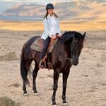 Helen Lindes Instagram - Dos cosas que me hacen muy feliz, los caballos y Lanzarote! y si encima tenemos Famara de fondo… pellízcadme por favor!! Gracias @horse_experience_lanzarote por una tarde inolvidable!! Y al maravilloso Maluco que no puede ser más guapo!! ❤️🐎❤️ #horselover #lanzarote #islascanarias