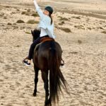 Helen Lindes Instagram - Dos cosas que me hacen muy feliz, los caballos y Lanzarote! y si encima tenemos Famara de fondo… pellízcadme por favor!! Gracias @horse_experience_lanzarote por una tarde inolvidable!! Y al maravilloso Maluco que no puede ser más guapo!! ❤️🐎❤️ #horselover #lanzarote #islascanarias
