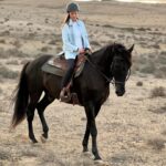 Helen Lindes Instagram - Dos cosas que me hacen muy feliz, los caballos y Lanzarote! y si encima tenemos Famara de fondo… pellízcadme por favor!! Gracias @horse_experience_lanzarote por una tarde inolvidable!! Y al maravilloso Maluco que no puede ser más guapo!! ❤️🐎❤️ #horselover #lanzarote #islascanarias