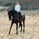 Helen Lindes Instagram - Dos cosas que me hacen muy feliz, los caballos y Lanzarote! y si encima tenemos Famara de fondo… pellízcadme por favor!! Gracias @horse_experience_lanzarote por una tarde inolvidable!! Y al maravilloso Maluco que no puede ser más guapo!! ❤️🐎❤️ #horselover #lanzarote #islascanarias