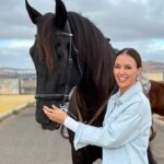 Helen Lindes Instagram - Dos cosas que me hacen muy feliz, los caballos y Lanzarote! y si encima tenemos Famara de fondo… pellízcadme por favor!! Gracias @horse_experience_lanzarote por una tarde inolvidable!! Y al maravilloso Maluco que no puede ser más guapo!! ❤️🐎❤️ #horselover #lanzarote #islascanarias
