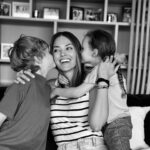 Helen Lindes Instagram - Ayer llegaba de viaje y en lo único que pensaba era en abrazar a mis dos tesoros, Alan y Aura. Dos días sin verles y me parecía que habían crecido un par de centímetros. Cómo vuela el tiempo con ellos!! Y a pesar de que ser madre es una montaña rusa de altibajos, los momentos buenos compensan todo lo demás. Son la mejor terapia en los días malos y mi razón de vivir. No imagino mi vida sin ellos y no recuerdo lo que es “no ser madre”. Feliz día a todas las mamás del mundo. Maravillosas cada una a su manera. #felizdiadelamadre