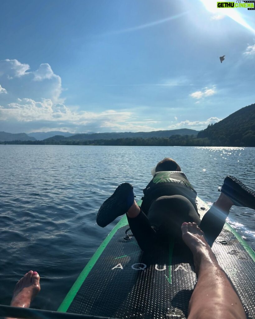 Helen Skelton Instagram - RIP the play station ☠️😂 No chance ….. but in between 😂🤯 🚣🗻🌞🕶️ #SUP #paddle #lakes #outdoors #freshair #lakedistrict #weekends #memories