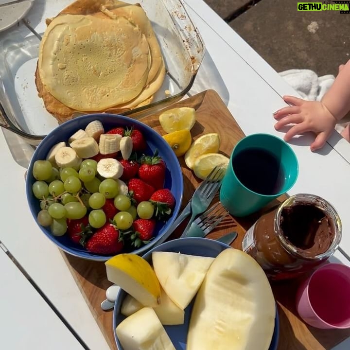 Helen Skelton Instagram - Sun soaked slow weekends for the win 🙌😍 Makes the Monday morning 430am alarm easier 😍😜 #weekends #summervibes #grateful #thesearethedays #garden