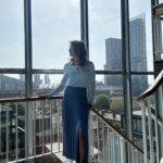 Helen Skelton Instagram - Fifth gear or no gear …. Let the long weekend begin 🙌🤞☀️ #downtools #weekend #bankholiday #work #workwear @alexandrayoungfashionstylist @carlymediamakeup
