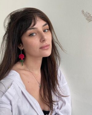 Helena Coelho Instagram - l i b e r d a d e • coleção comemorativa do 50° aniversário do 25 de abril • @trixyearrings x @helenic 

disponíveis brincos em 3 tamanhos, colares e choker mediante encomenda por mensagem privada ❤️

todos os artigos são feitos à mão, em argila de polímero com base em aço inoxidável.